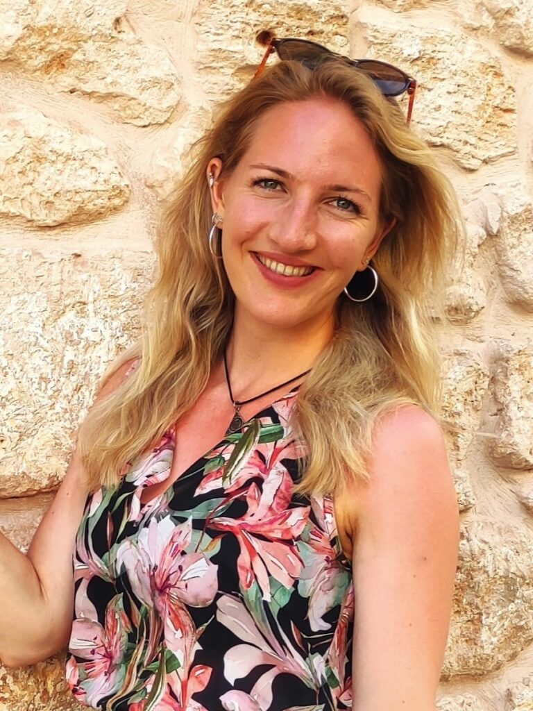 Jessica Ascher bearbeitet 1 768x1024